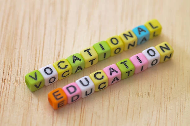 Curso: Orientação e Gestão da Carreira ao Longo da Vida  *Em processo de acreditação pela OPP Este curso intensivo de 16 horas permite dotar psicólogos e estudantes de psicologia de competências nucleares em orientação
e gestão de carreira, com foco em tomada de decisão, transições de vida e intervenção baseada em valores.