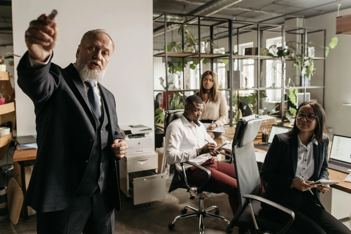 PsiqueMais Psicologia & Formação - Liderança e Gestão de Conflitos A formação Liderança e Gestão de Conflitos visa desenvolver competências essenciais para a atuação
eficaz em contextos profissionais onde a interação humana, a tomada de decisão e a gestão de
interesses divergentes são constantes. Num contexto organizacional cada vez mais exigente e em
mudança, a capacidade de liderar pessoas e gerir conflitos de forma construtiva constitui um fator
crítico de sucesso.

Esta formação é realizada em formato online, privilegiando metodologias ativas, reflexivas e
participativas, que promovem a transferência das aprendizagens para o contexto profissional dos/as
formandos/as.